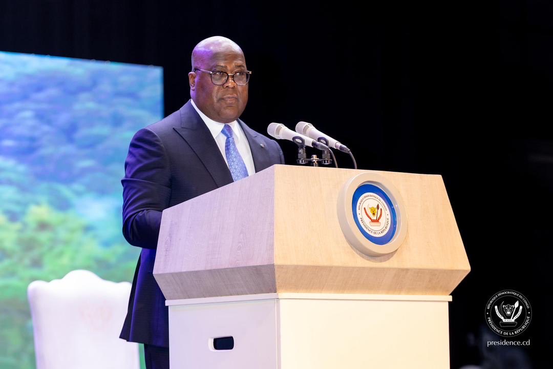 Presidence_RDC's tweet photo. Au cours d’une cérémonie solennelle organisée, ce lundi 27 octobre 2025 dans l’amphithéâtre du Centre culturel et artistique pour les pays d’Afrique Centrale (CCAPC), le Président de la République Félix Antoine Tshisekedi Tshilombo a procédé au lancement de la 1ère édition de la Semaine Nationale du climat, à l’initiative du 
Ministère de l'Environnement, Développement durable et de la Nouvelle Économie du Climat.

Du 27 au 30 octobre, les acteurs du secteur de l’Environnement vont se réunir et mener des réflexions sous le thème: Forêts, biodiversité et tourbières: mobilisation des finances climatiques pour le développement durable de la RDC et du bassin du Congo. 

Dans son allocution, le Président de la République a souligné que « cet événement est historique et annonciateur d'un avenir meilleur dans la lutte contre le changement climatique car la RDC a pour vocation d'être un pays solution ».

« Le changement climatique n'est pas une abstraction mais une réalité vécue au quotidien par nos populations. Ainsi les travaux et les thèmes qui seront développés, contribueront à nous forger une vision commune et particitive de notre pays dans la recherche de l'équilibre climatique planétaire », a indiqué le Chef de l’État.
https://t.co/hobvEOPup9