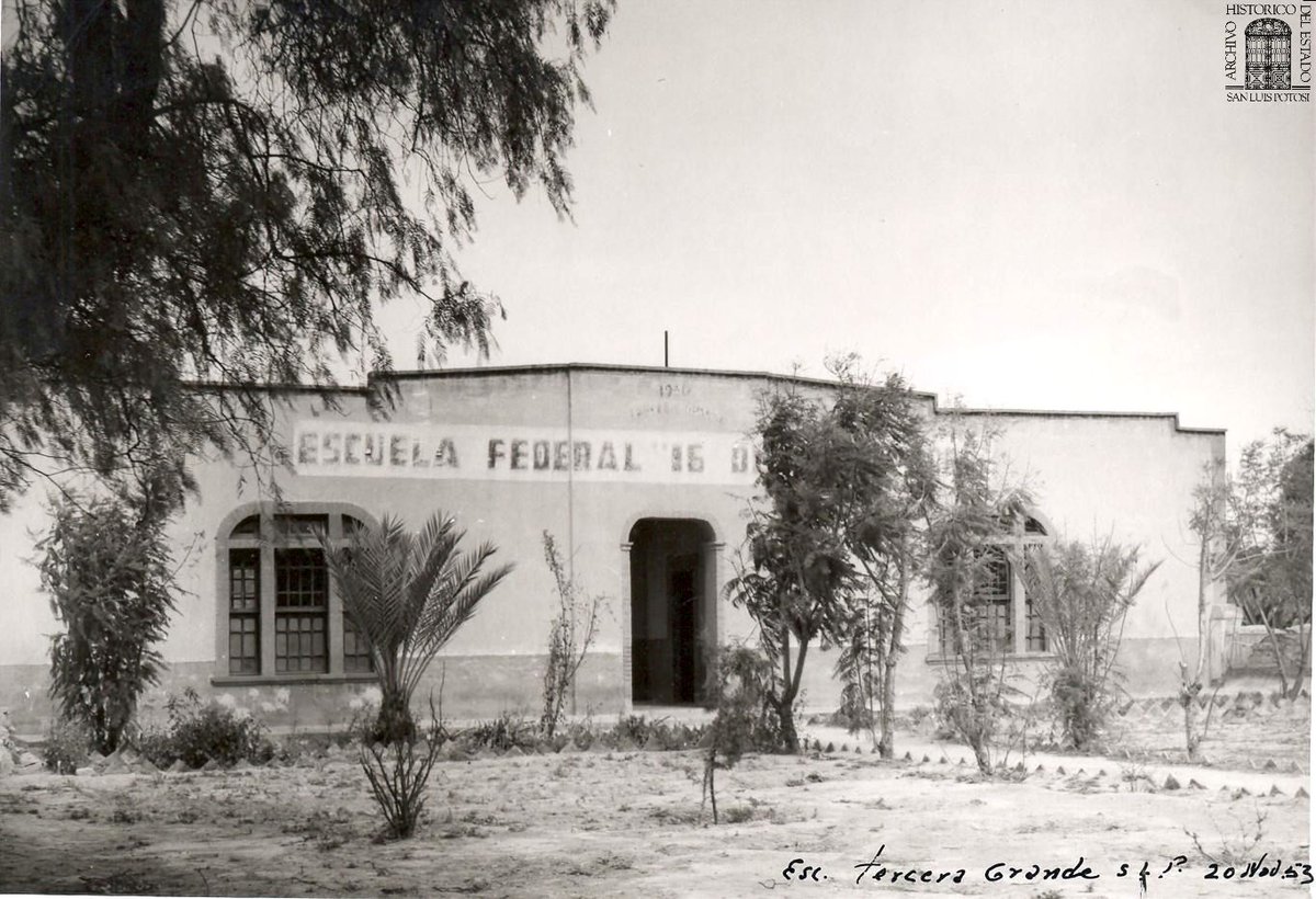 ArchivoSLP's tweet photo. 📷 #FotoDelDía
Fachada de la Escuela Federal "16 de Septiembre", ubicada en la fracción de la Tercera Grande; una fotografía que muestra la infraestructura educativa hacia mediados del siglo XX.

#HistoriaSinLímites #AHESLP #RicardoGallardo https://t.co/h9IKkwjLd2
