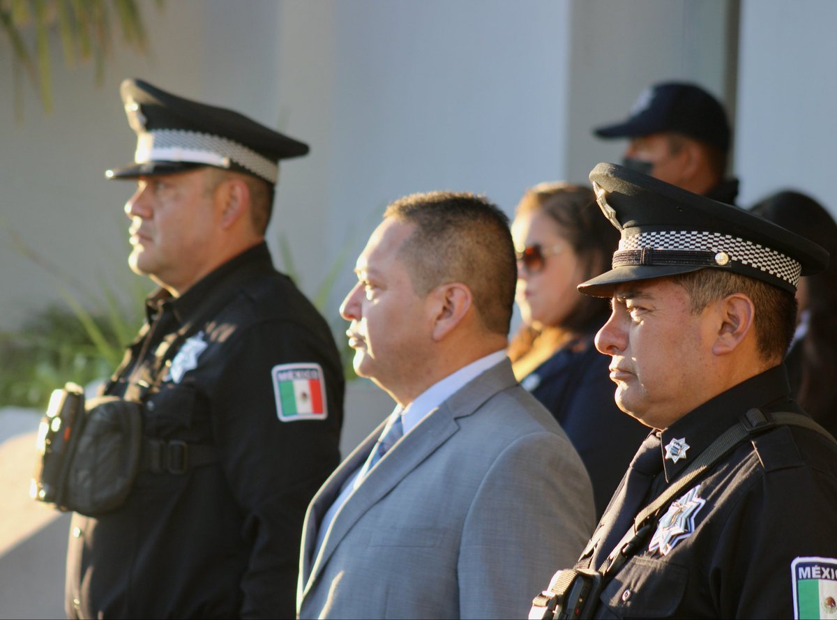 SSPPCSnAndresCH's tweet image. 🇲🇽 Como cada lunes, llevamos a cabo nuestra Ceremonia de Izamiento de Bandera, la cual mantiene fuertes nuestros valores que nos rigen como integrantes de la #SSPPC. 👮🏻👮🏻‍♀️👩🏻‍🚒🧑🏻‍🚒

🧵 1/2