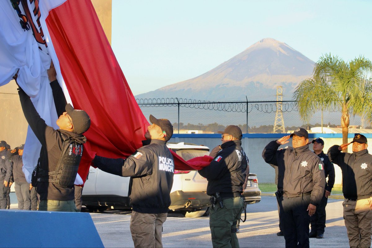 SSPPCSnAndresCH's tweet image. 🇲🇽 Como cada lunes, llevamos a cabo nuestra Ceremonia de Izamiento de Bandera, la cual mantiene fuertes nuestros valores que nos rigen como integrantes de la #SSPPC. 👮🏻👮🏻‍♀️👩🏻‍🚒🧑🏻‍🚒

🧵 1/2
