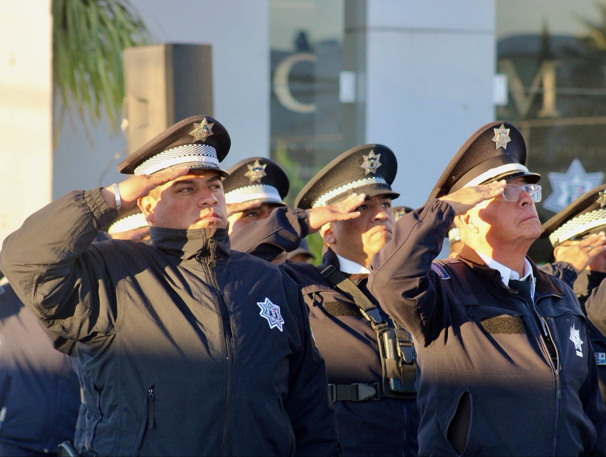 SSPPCSnAndresCH's tweet image. 🇲🇽 Como cada lunes, llevamos a cabo nuestra Ceremonia de Izamiento de Bandera, la cual mantiene fuertes nuestros valores que nos rigen como integrantes de la #SSPPC. 👮🏻👮🏻‍♀️👩🏻‍🚒🧑🏻‍🚒

🧵 1/2