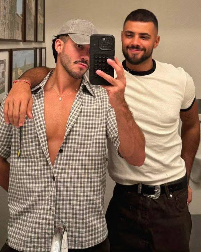 poponze's tweet photo. O casal Vittor Fernando e Gabriel Fuentes foi alvo de uma tentativa de homicídio no Rio de Janeiro. 

Segundo Gabriel Perline, eles estavam em um posto de gasolina quando um homem não identificado disparou várias vezes contra o carro. Minutos depois, o agressor retornou ao local e voltou a atirar. Eles conseguiram escapar e foram socorridos em seguida.