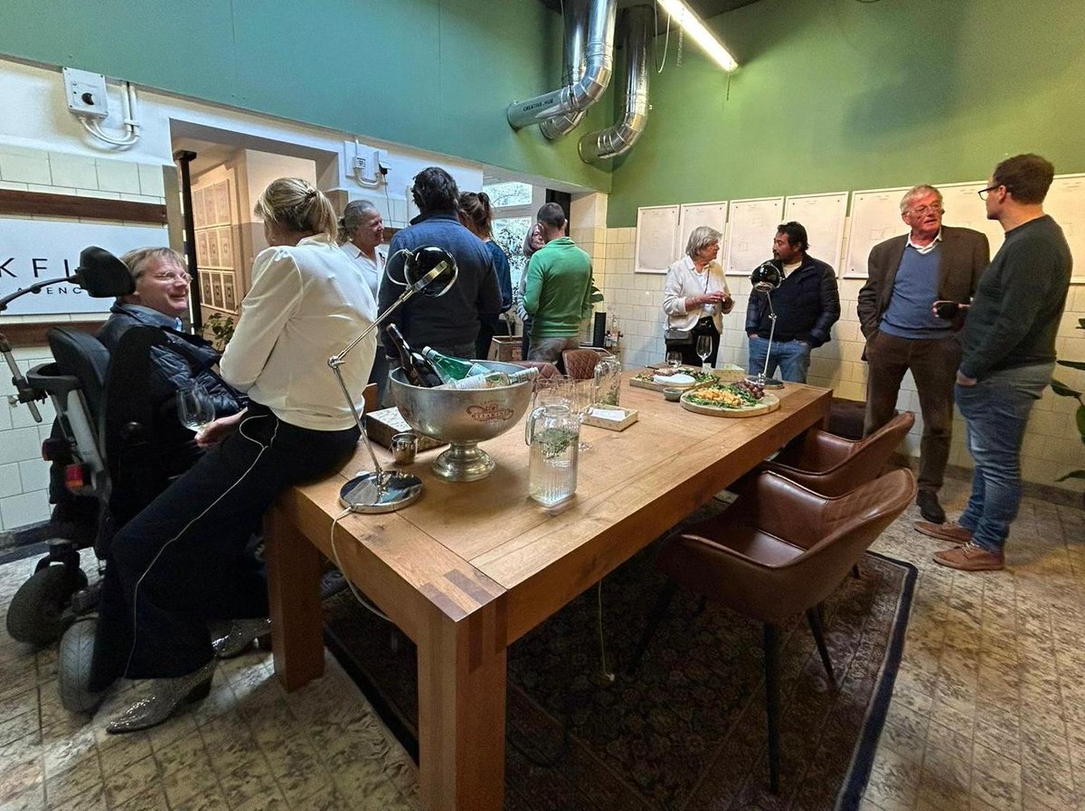 Interface gallery tweet media