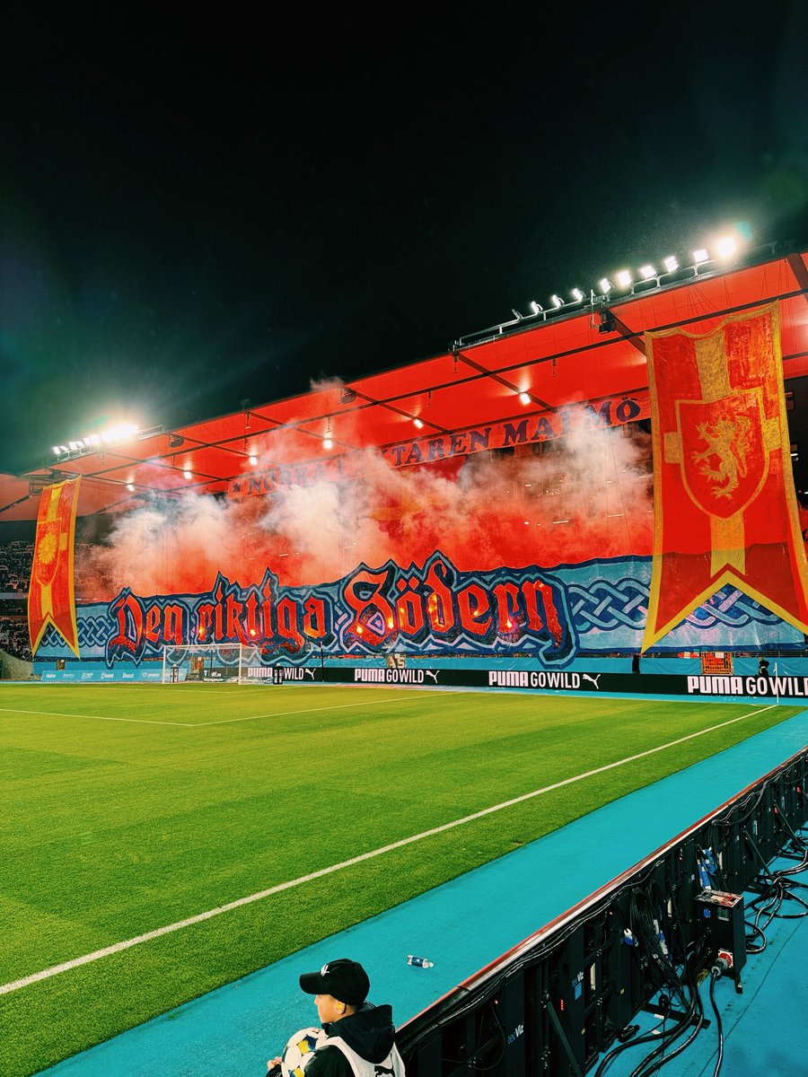 VickyHennings's tweet image. Det enda som håller världsklass ikväll ❤️💛