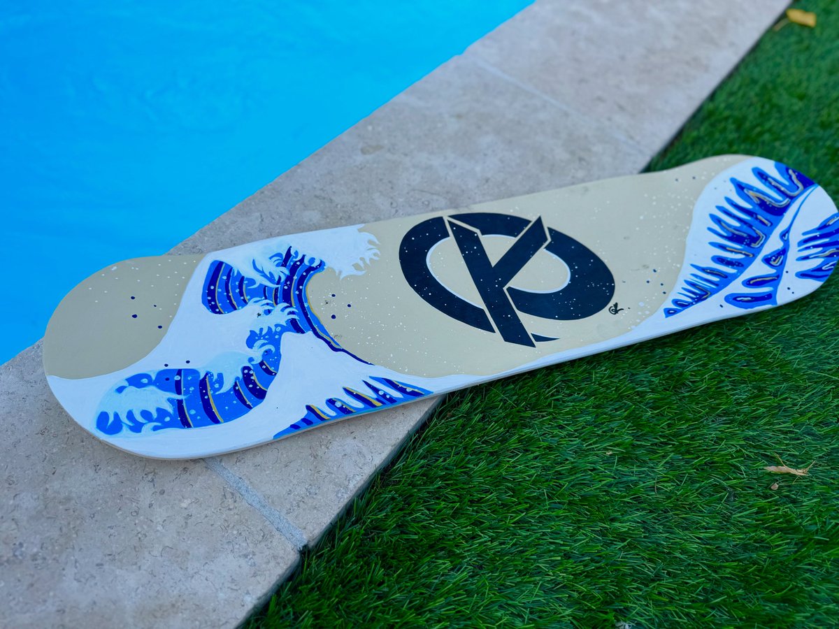 Glamksy's tweet image. 🌊 CONCOURSSSSS KCORP 💙

Je vous fait gagner ma planche de skate peinte à la main par moi même 🎨

À l’effigie de la KCORP 💙

🌊 Follow @Glamksy 
💙 Like + RT 
🌊 Invite des potes plus + de chances 

TAS le 15/11/25