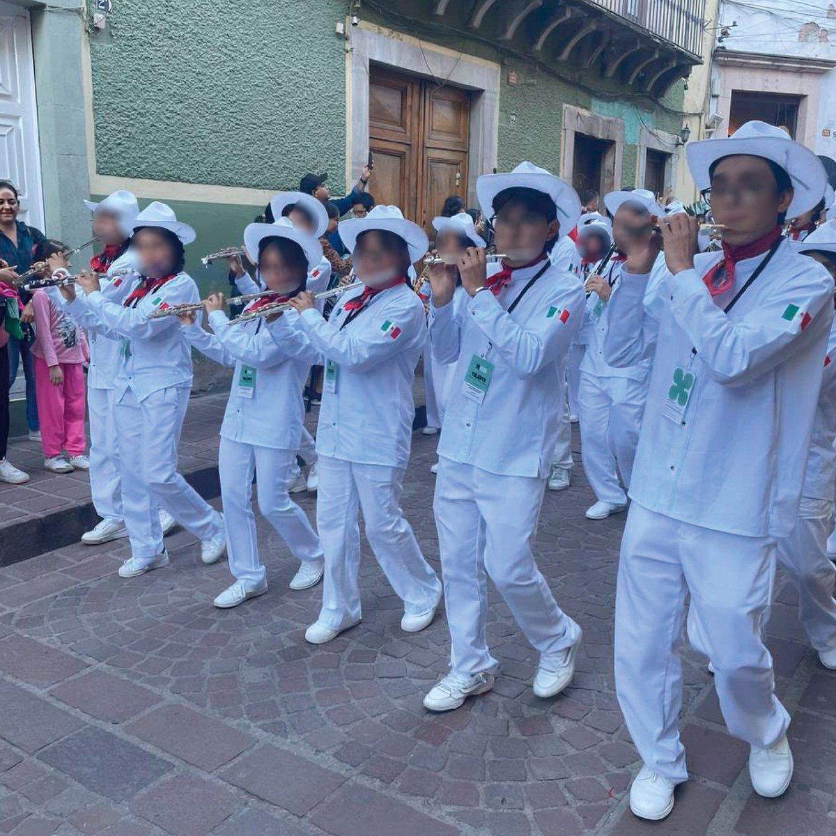 SEducacionVer's tweet photo. 🎺 🥁 La Banda de Música Panteras del #COBAEV participó en el Festival Internacional Cervantino 2025, en Guanajuato, donde Veracruz fue el estado invitado para mostrar su diversidad cultural. 

Nuestros estudiantes compartieron con alegría y orgullo la música veracruzana. 🎶 https://t.co/1b2wzBKNwS