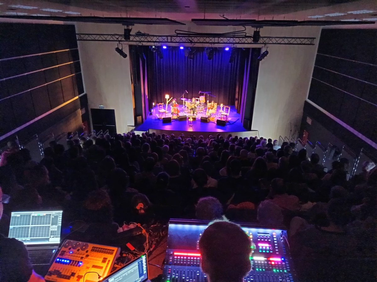 🎤🎶 El concert de la Mar Pujol d’aquest passat divendres va portar les emocions dels assistents a flor de pell!

🎟️🎻 Amb les entrades exhaurides, l’escenari del Cafè Teatre Orient es va omplir de col·laboracions i moments únics, en un concert especial per a l’ocasió.

⬇️Segueix