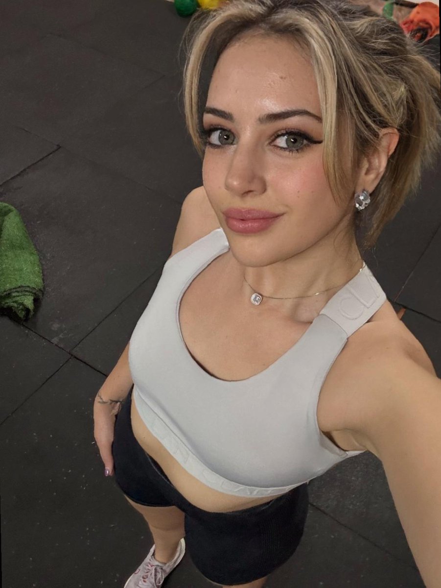 Hailey Jones 🌙 tweet media