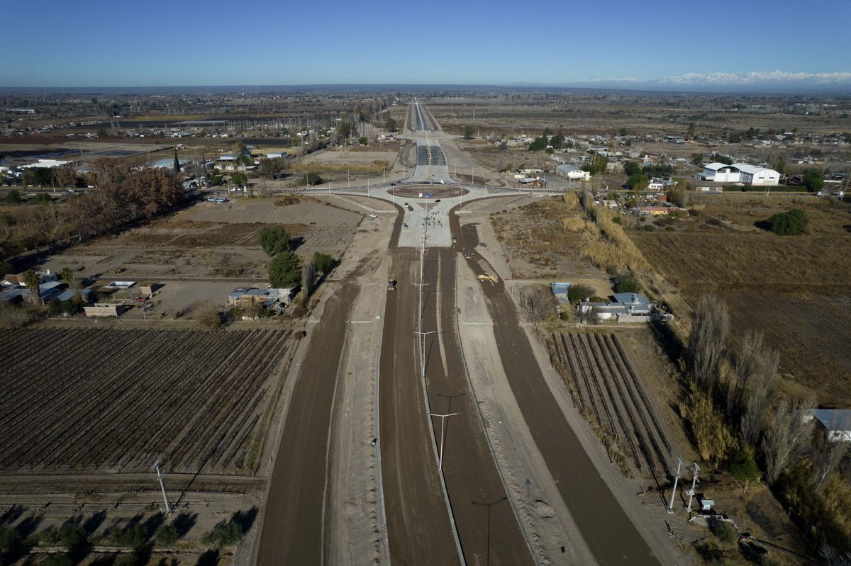 NatalioMema's tweet photo. Infraestructura productiva. Desarrollo del sector privado.
La nueva doble vía entre la Ruta 7 y Rivadavia, la habilitación del tránsito en la Variante Palmira y el avance en el proceso del Tren de Cercanías (que conectará Junín con Maipú) consolidan una red estratégica que une la Zona Este con el Gran Mendoza y el corredor bioceánico. Estas obras fortalecen la integración regional, potencian la logística y generan las condiciones para el crecimiento productivo.
Desde @MendozaGobierno avanzamos junto a los municipios para impulsar el desarrollo de nuestra Provincia
