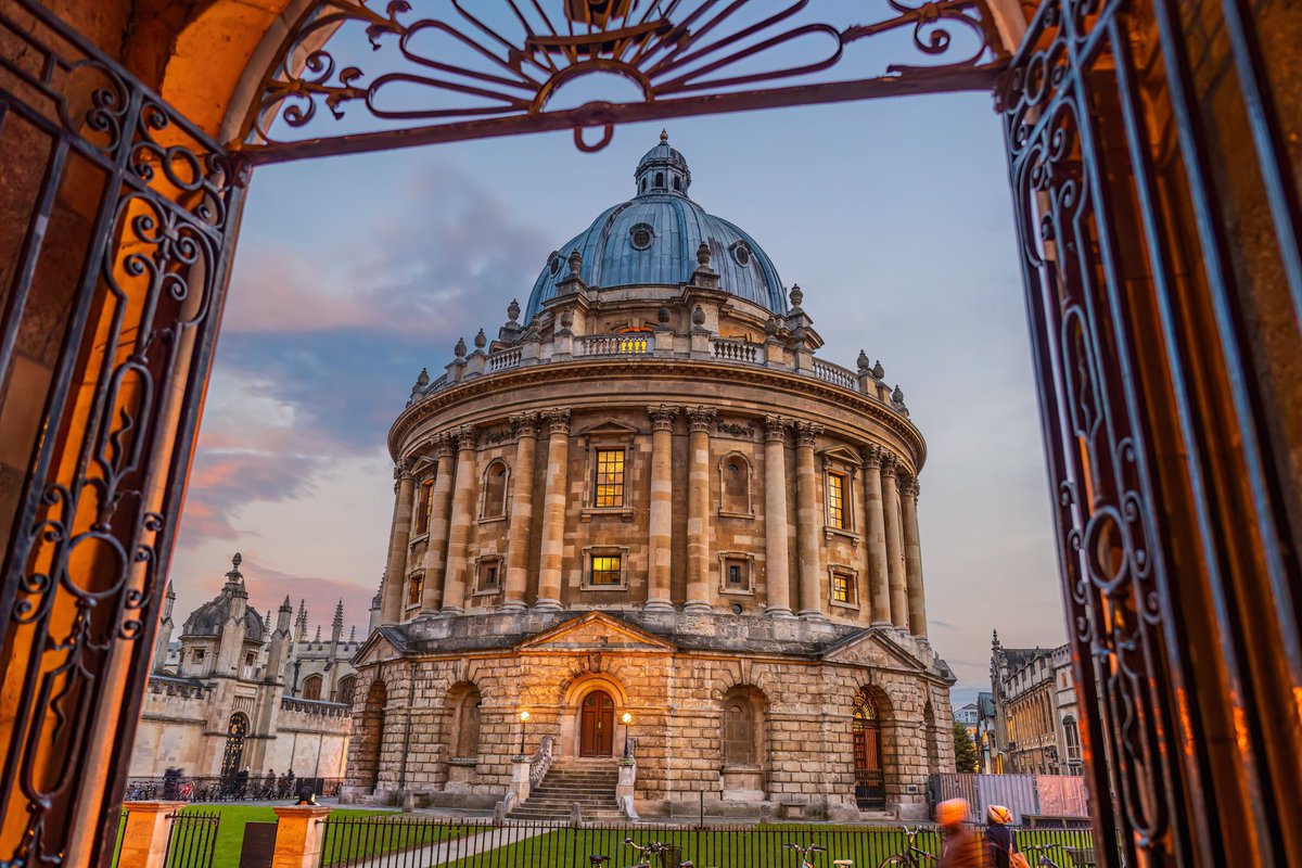 The Radcliffe Camera might just be Oxford’s most breathtaking building - a glowing, circular masterpiece that hides more history (and secrets) than you’d expect… Read more⬇️ 
theenglishhome.co.uk/seasonal-livin…