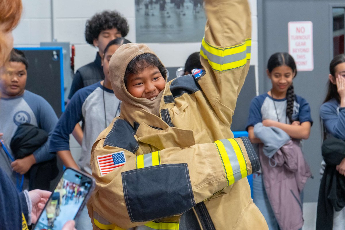 SpringdaleCofC's tweet image. Our Marshallese Youth Initiative students spent the day learning what it means to serve their community.
The group toured the Springdale Police to learn how teamwork keeps our city safe. They then visited the Springdale Fire, exploring fire trucks, equipment, and more.