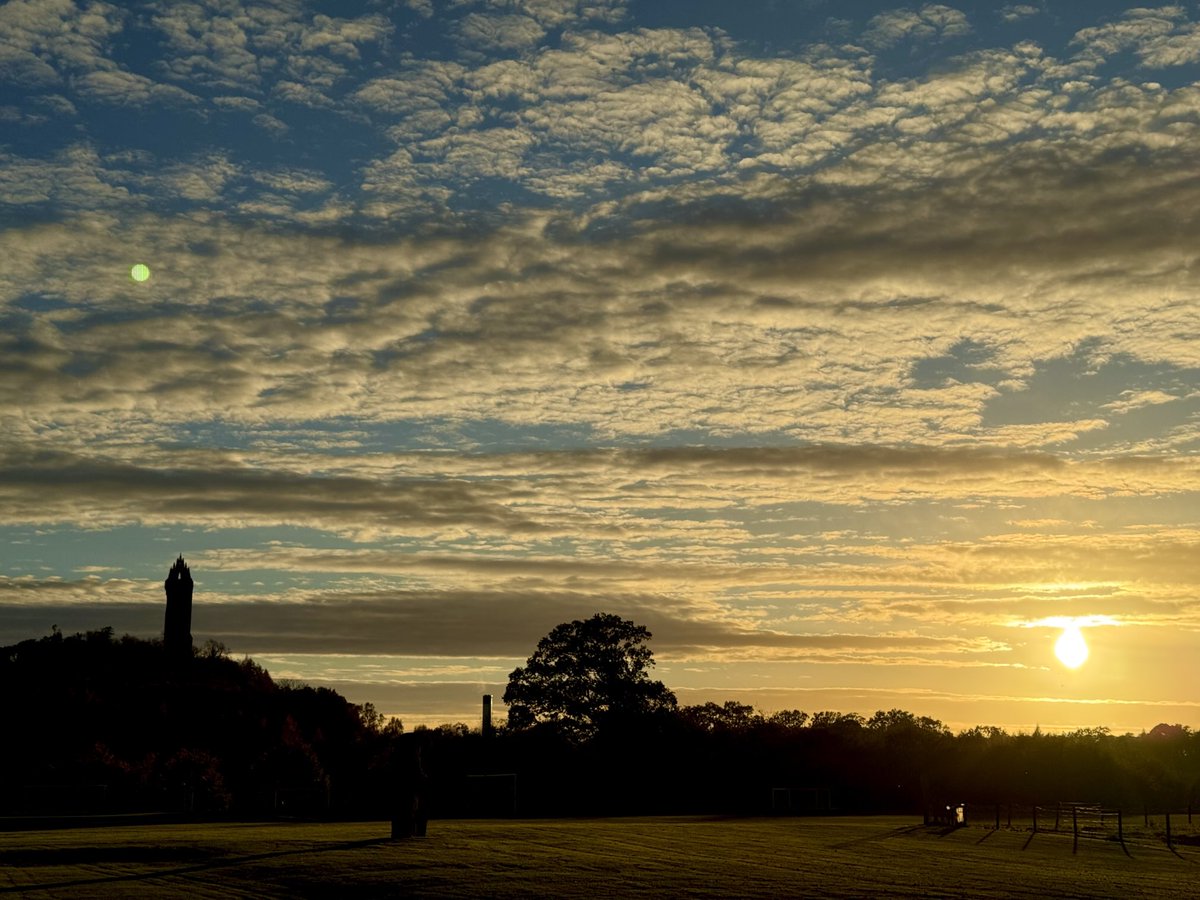 Stunning late afternoon in Stirling ⁦<a href="/StirUni/">University of Stirling</a>⁩ ⁦<a href="/VisitScotland/">VisitScotland</a>⁩