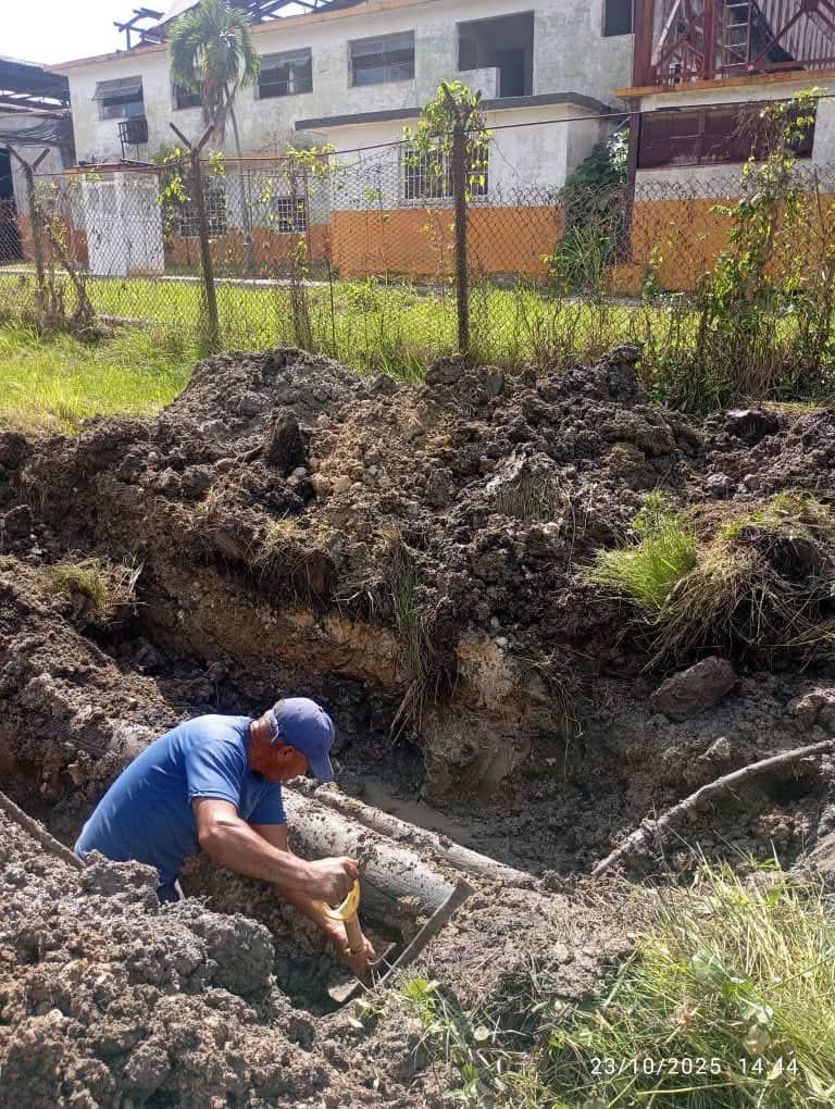 💧I Brigadas de las bases Acueducto Este y Oeste unen esfuerzos para eliminar salideros de agua potable en Villa María, en el municipio Guanabacoa. 

#LaHabanaViveEnMí