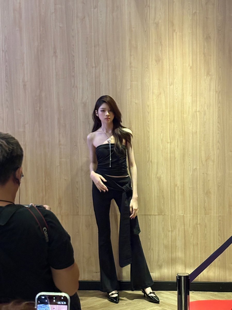 ไม่อ้อมค้อมนะคะชอบ

CLAIREBELL PREMIERE
 #ClaireBellPremiere
#angietiira