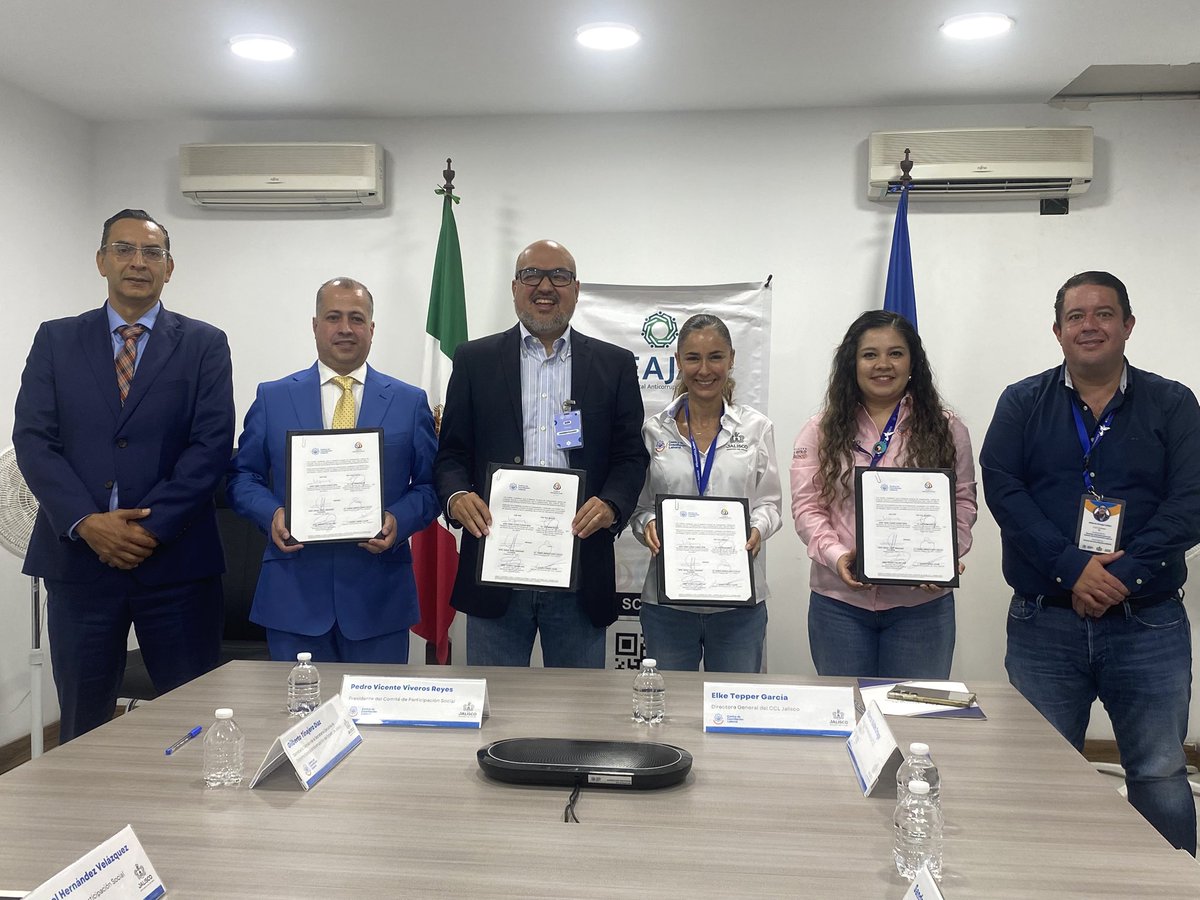 cpsseajal's tweet photo. ✍🏼En el acto estuvieron presentes: @pviveros, Presidente y Miguel Hernández @cpsseajal; Elke Tepper García, Dir. Gral, Sandra Sainz, Dir. Jurídica y Gilberto Valdés, Dir. Administrativo, del @CCLJalisco; y Gilberto Tinajero Díaz, Secretario Técnico #SESAJ del @SEAJalisco.

2/3 https://t.co/Mb3MH0tw3O