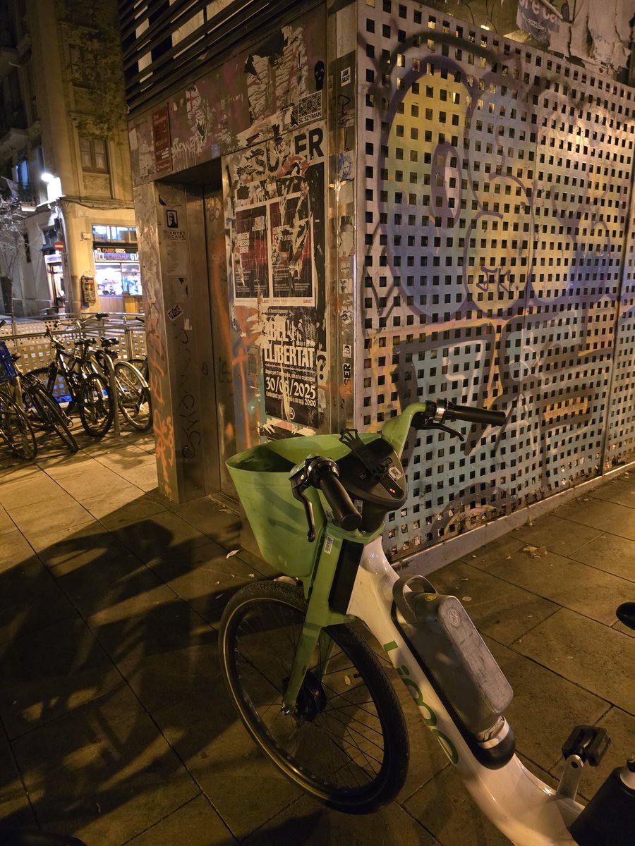 LaXungaPobleSec's tweet photo. Tot i les queixes a @bcn_ajuntament ,les bicicletes de lloguer de @_LimeAID @boltapp I demés,  segueixen obstaculitzant el pas https://t.co/IDaKtMiVQh