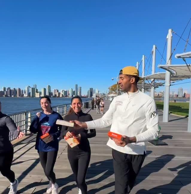CelebrityInsid3's tweet photo. Matt James wows NYC by handing out free Banza pasta to marathon runners on World Pasta Day! 🍝 Who else thinks this is the ultimate carb-loading fuel? #WorldPastaDay #NYCMarathon #FuelTheRun https://t.co/sUQ3vdSqjo