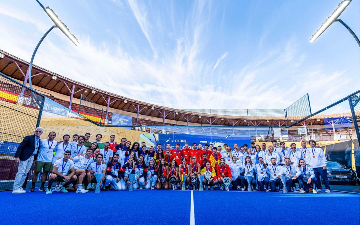 LedProjects's tweet image. 💡 #FIPEuroPadelCup2025 | La Línea de la Concepción
Las pistas @Mejorset, oficiales @padelfip, contaron con iluminación LED Projects.
Nuestro CEO Juan Antonio Pérez Gómez apoyó el evento.
🏆 España, campeona de Europa en ambas categorías.
#LEDProjects #IluminaciónPádel
