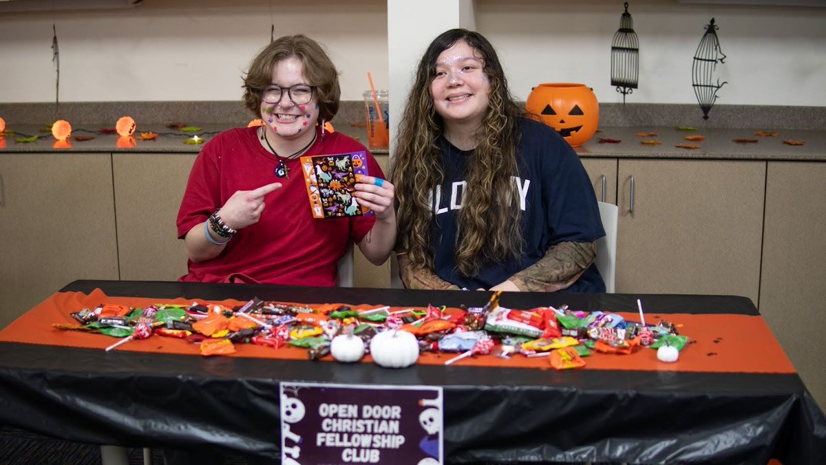 EvCClife's tweet image. 🚨 ATTN: Sasquach Sighted on Campus!!! 🚨 Oh wait, that’s just Sassy-squach 😆💅

🎃 Save the Date for EvCC’s Annual Halloween Club Fest!** 🎉

🗓️ Date: Thursday, October 30  
🕛 Time: 12 PM - 3 PM  
📍 Location: Jackson Conference Center  
#EvCC #EverettCommunityCollege