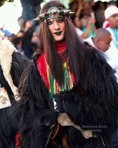 جميع الشعوب المسلمة تقدر الفتوحات الإسلامية المجيدة وتثمن الدور الذي لعبته في إخراجها من ظلمات الجهل والشرك إلى نور الإيمان والعلم   ، إلا تلك الفئة المهزوة المسعورة التي لم يكن لأجدادها  دورا محوريا في صنع الأحداث التاريخية ، والتي لم تكن فاعلة في النهضة العربية الإسلامية...