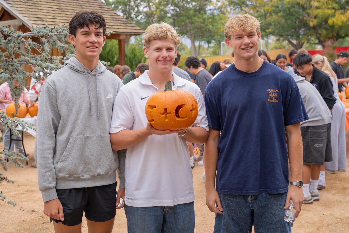 AlbAcademy's tweet image. 🎃 Seniors spent a morning outside, carving pumpkins and enjoying time together! From creative designs to teamwork and laughter, it was the perfect way to celebrate the season. 🍂

#AlbuquerqueAcademy #FallFun #Seniors