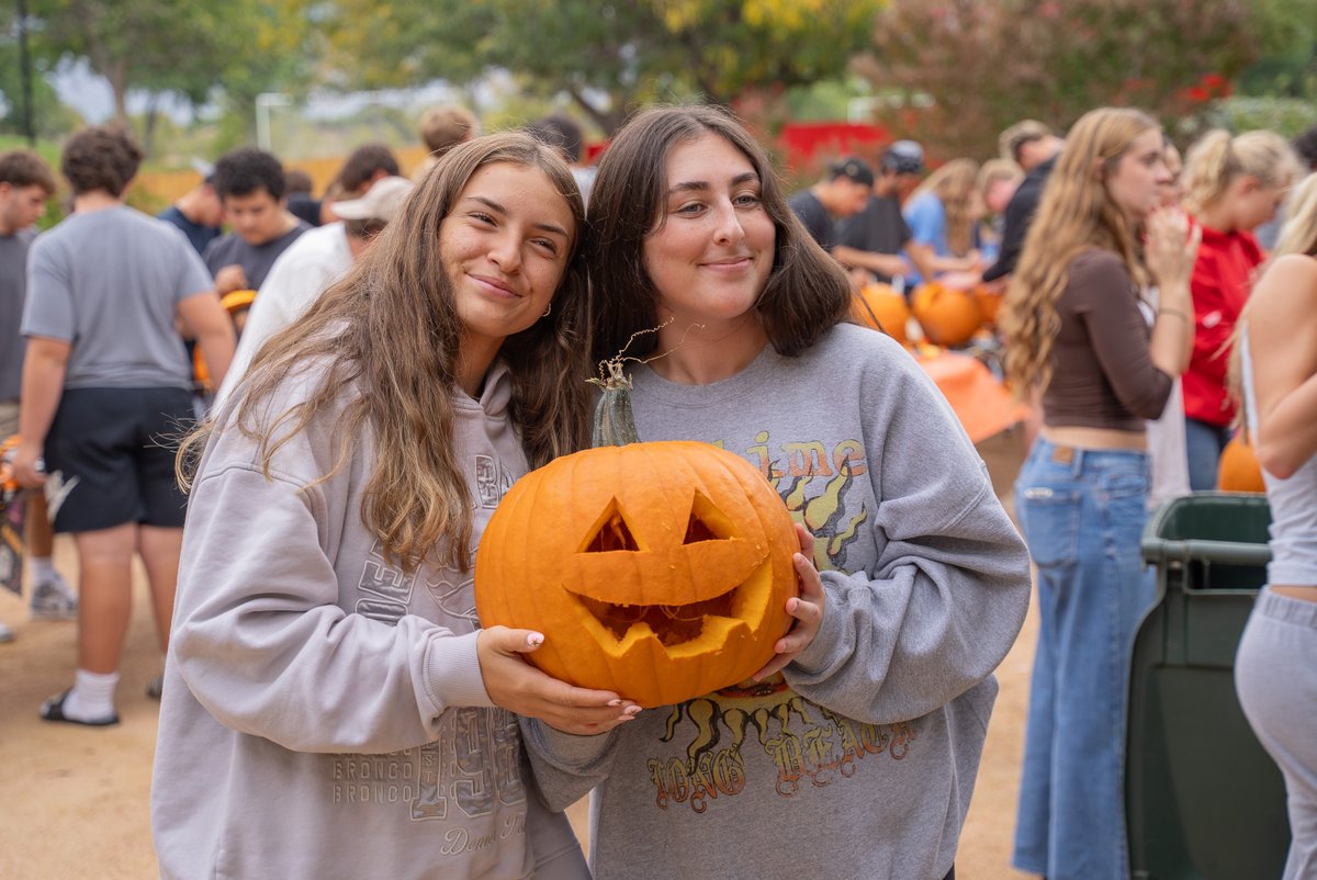 AlbAcademy's tweet image. 🎃 Seniors spent a morning outside, carving pumpkins and enjoying time together! From creative designs to teamwork and laughter, it was the perfect way to celebrate the season. 🍂

#AlbuquerqueAcademy #FallFun #Seniors