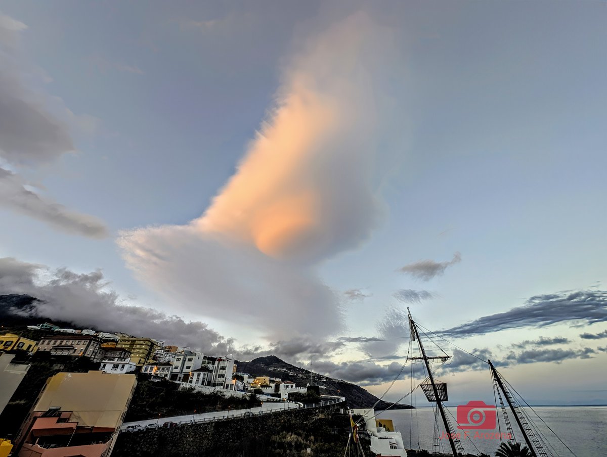 Hoy, al atardecer , se veía una nube de tipo lenticular sobre el Castillo de la Virgen, hacia el norte, vista desde la ciudad. Está tiene un toque, se parece, a un merengue palmero o un dulce de Moya <a href="/tiempobrasero/">Tutiempo</a> <a href="/ElTiempo_tve/">El Tiempo en TVE</a> <a href="/slaplana_tve/">Silvia Laplana</a> <a href="/RTVCes/">RTVC</a> <a href="/diariodeavisos/">Diario de Avisos</a>  <a href="/MeteoredES/">Meteored España</a>