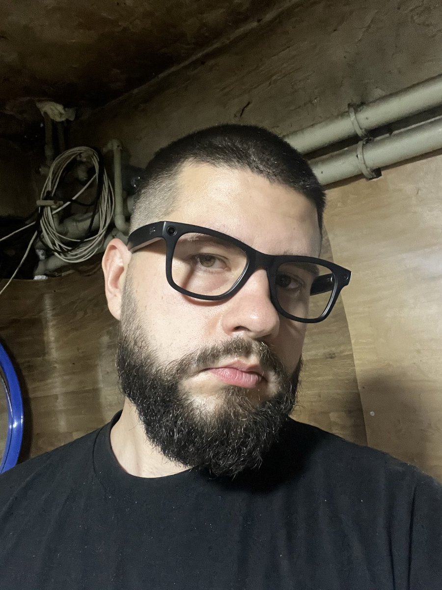 Я таке зняв на ці окуляри, що ви ахуєєте. Але бля боюсь викладати, щоб потім фантастичним чином до мене не прийшли дяді в піджаках і не забетонували ноги