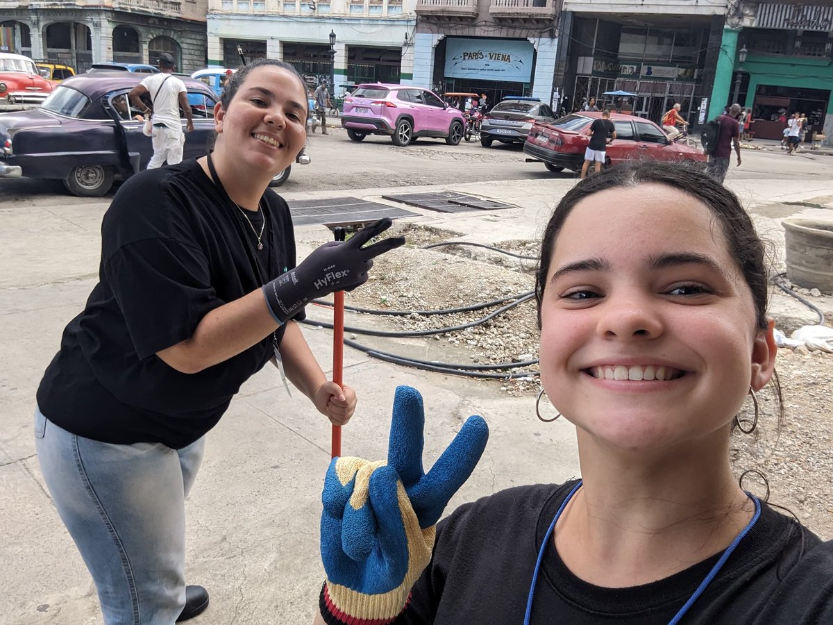 Un grupo de la Dirección de Ingeniería, en la Empresa de Ingeniería y Proyectos del Petróleo,  realizan limpieza e higienización en los alrededores de la comunidad. 
Con estas acciones combatimos la transmisión de los virus, y mantenemos la alerta ante el Huracán Melissa.
#Cuba