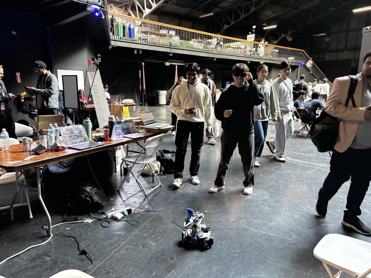 DDobas's tweet image. 3 days of caffeine, code, and chaos at CalHacks 12.0 🤖
Helped teams build everything from Spectacles-controlled humanoids to burger-making robots.
Someone even rewrote the LeRobot SO-101 SDK from scratch.
Thanks @BitRobotNetwork for backing the robotics madness!