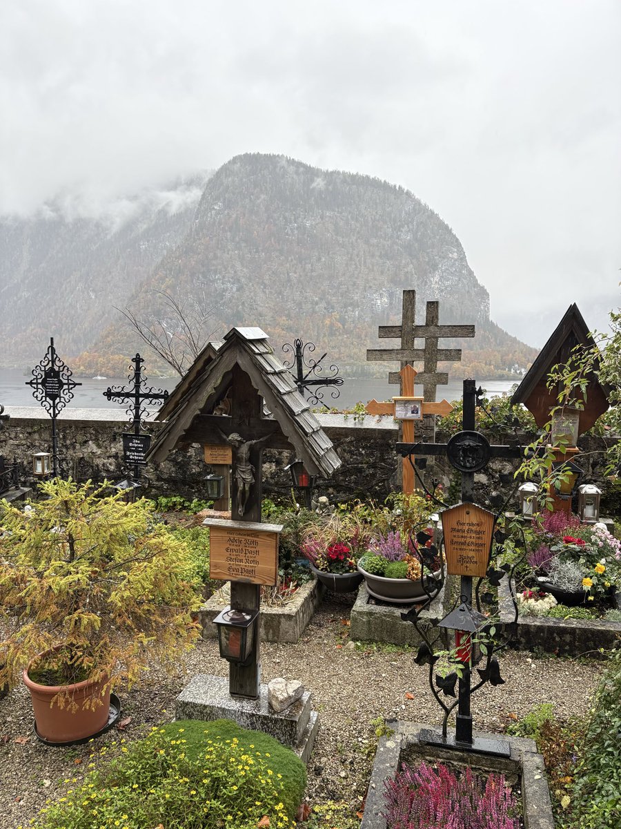 Soniaph_'s tweet photo. @chivi_jose y una servidora hemos estado hoy en Hallstatt y al pasar por el cementerio nos hemos acordado de @chatarreranordi https://t.co/JghqZeJIjx