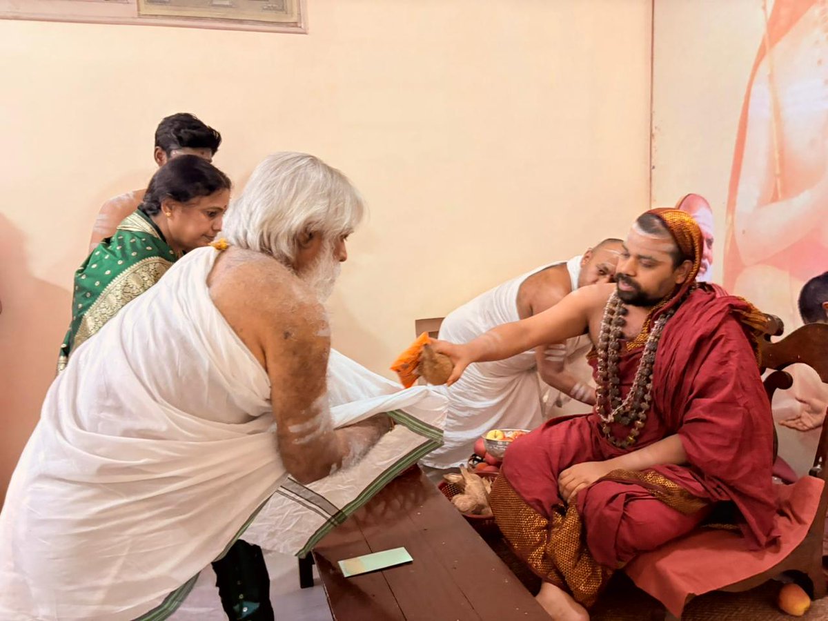 REACHPRAVIN's tweet photo. आज परमपूज्यश्रीजी सद्गुरू डॉ #श्रीज्ञानराजमाणिकप्रभूमहाराज यांनी हैदराबाद येथे जगद्गुरुशंकराचार्य #श्रीश्रीविधुशेखरभारतीस्वामी महाराजश्रींचे दर्शन प्राप्त केले. जगद्गुरु सन्निधान यांनी श्रीमाणिकप्रभुसंस्थान द्वारा संचलित विविध गतिविधिंबाबत श्रीजी सोबत चर्चा करून आशीर्वाद दिला. https://t.co/T2lv156FHF