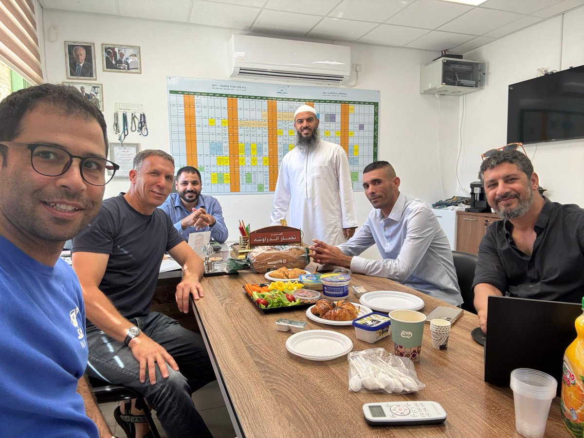 ביקרתי היום בביה"ס המקיף אלמנאר ברהט. 
כשמדברים על השתלבות המגזר הבדואי בחברה הישראלית הדבר הבסיסי ביותר צריך להיות לימוד עברית ברמה גבוהה. 
יש לאן להתקדם.