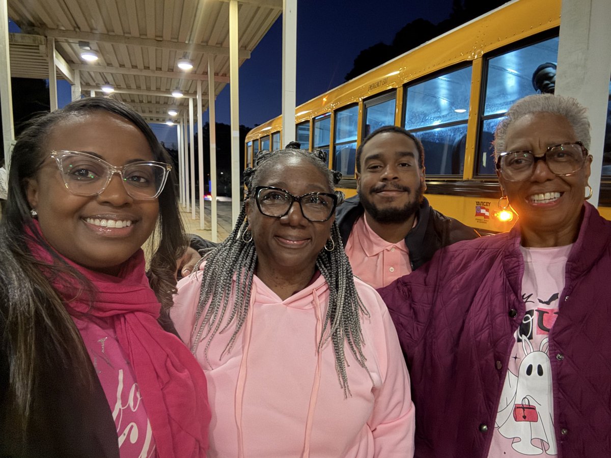 mrsj_cohen's tweet image. In pink 💕 for #BusSafetyWeek and Breast Cancer Awareness month! We treated our bus drivers all week! Grateful for their collaboration and ensuring the safety of our students @HES_HCS @Transport_HCS @DebbieSkaggs8 @LaTosha0131 🚌 #HamptonProud 💛💜🐝