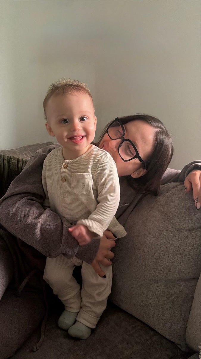 HightoDeep's tweet photo. Reuben. One year one month. With his mummy, my baby daughter whose name is Alice #CheReub #NamesNotNumbers https://t.co/rBJqEytxzJ