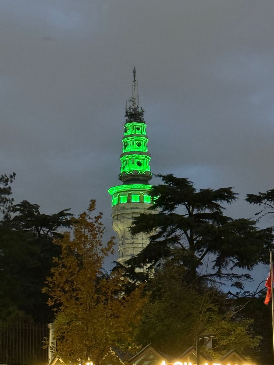 Beyazıt Yangın Kulesi'nin ışıkları yeşil yandığı zaman havanın yağmurlu olacağı anlamına gelir. Mavi yandığı zaman havanın  açık olacağını, sarı yandığı zaman havanın sisli olacağını ve kırmızı yandığı zaman ise havanın karlı olacağını bildirir. Fotoğraf bu akşamdan.