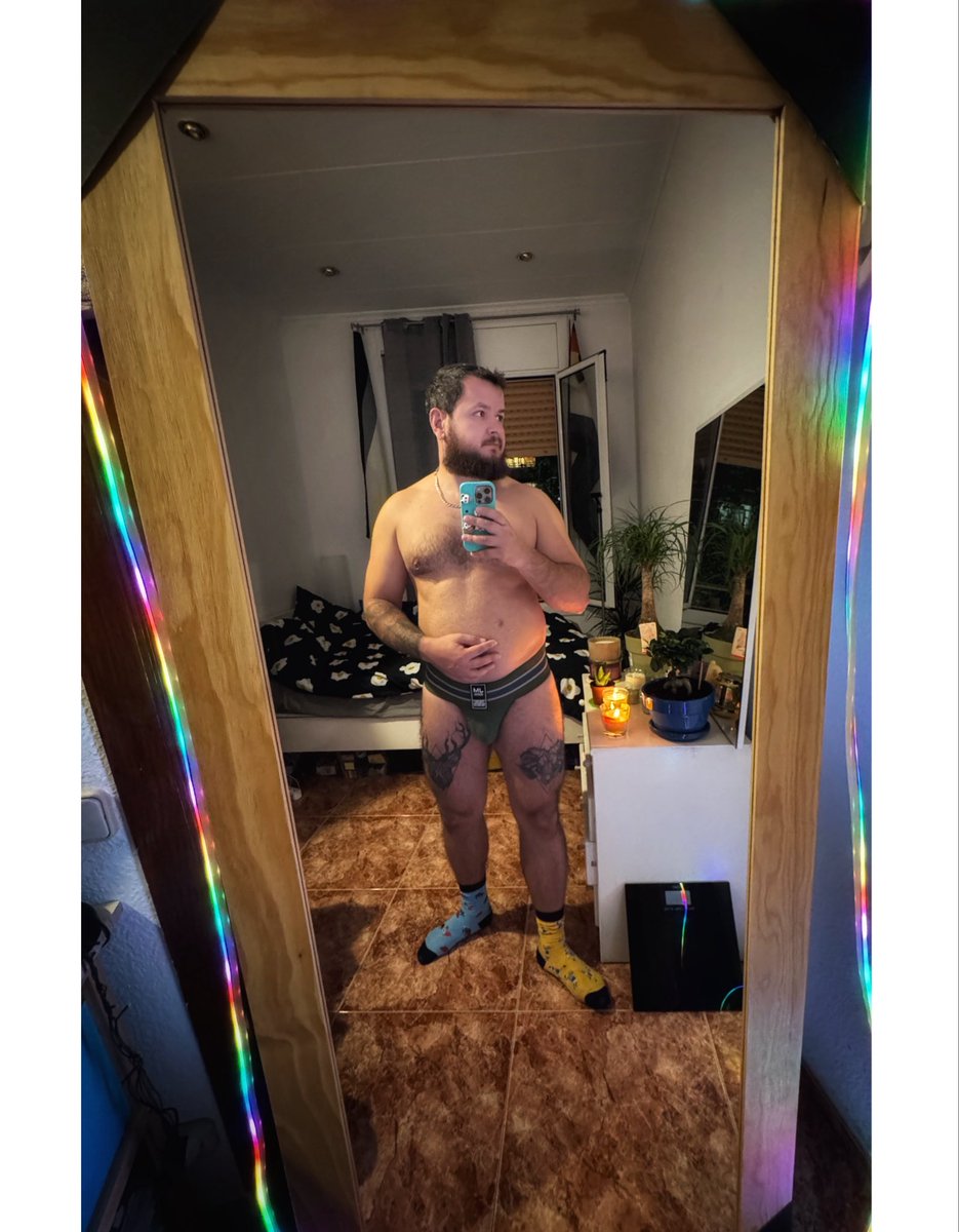 Теперь у меня есть большое зеркало, чтобы делать большие себяхи 😈🤣

Ahora tengo un espejote para hacerme unos selfies enormes 😈🤣