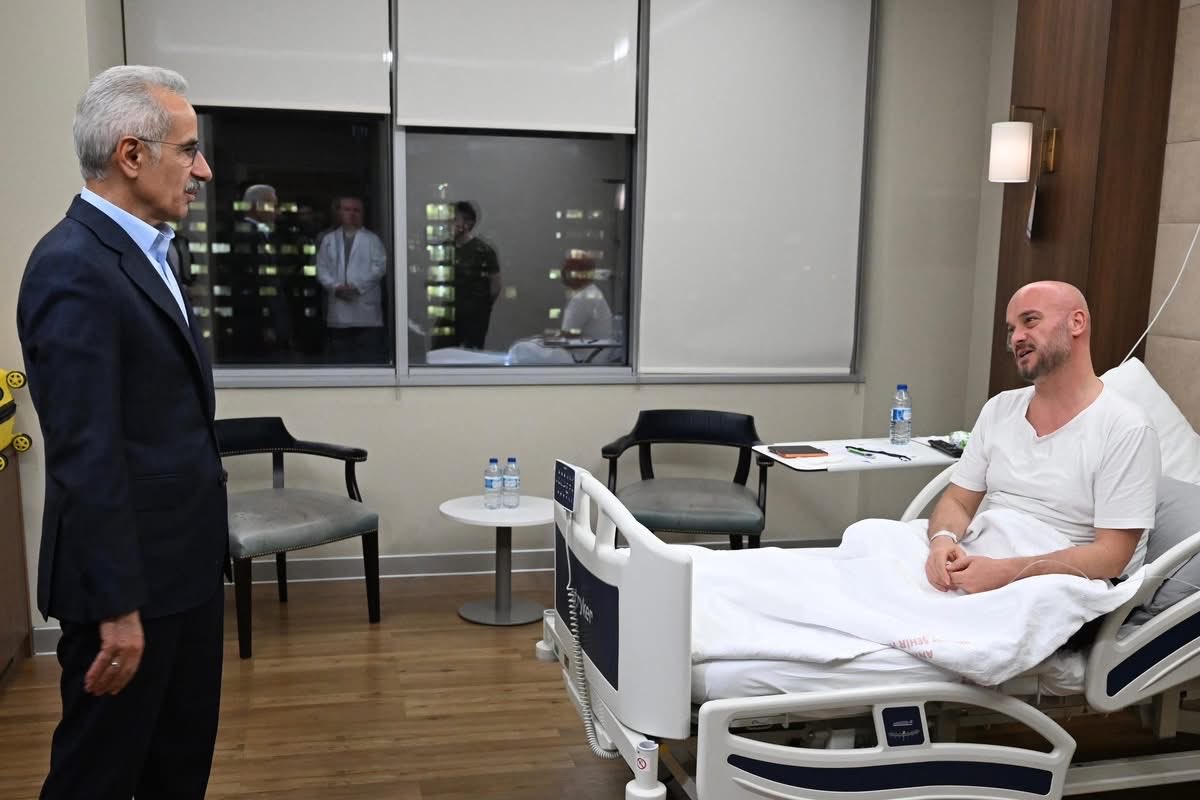 DHMİ Genel Müdürü Enes Çakmak kalp krizi geçirdi. İki damarı anjiyo ile açılan Çakmak’ın açılmayan damarlar için Perşembe günü bypass olacağını öğrendim. 

Allah şifa versin. Henüz yüz yüze görüşme fırsatımız olmamasına rağmen çalışkan, efendi ve cana yakın birisi.

Şifa