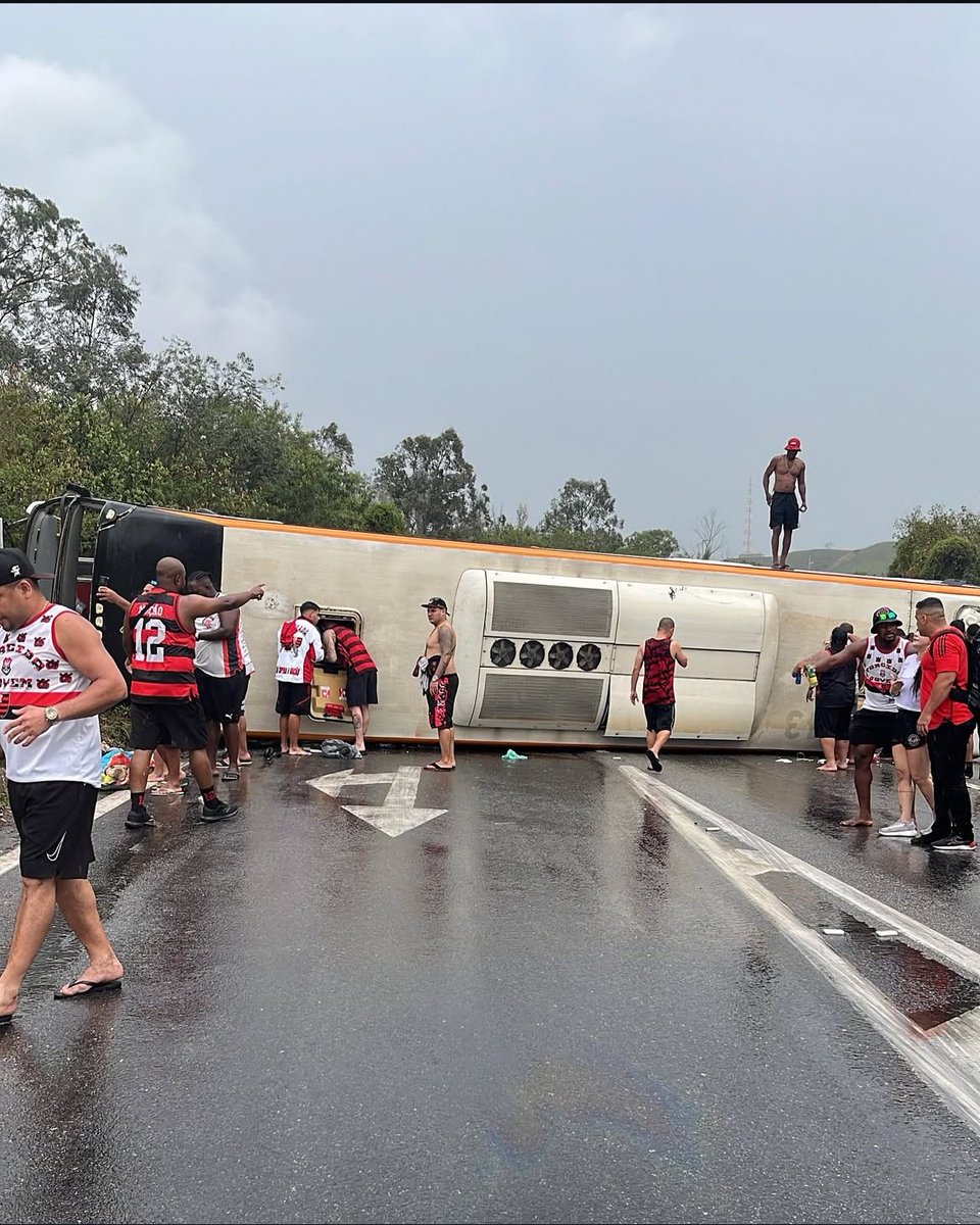 PapaRubroNegro's tweet photo. Um dos ônibus da torcida organizada Urubuzada, que seguia do Rio de Janeiro rumo a Buenos Aires para acompanhar o Flamengo na semifinal da Libertadores, capotou na altura de Volta Redonda na tarde desta segunda-feira. 

Há relatos de torcedores feridos mas as autoridades foram acionadas para atender a ocorrência.

Por @daviazevedo_04
📸 Raísa Simplicio 

#Flamengo #VamosFlamengo #CRF #MaisQuerido #AcimaDeTudoRubroNegro #RubroNegro #PaparazzoRubroNegro