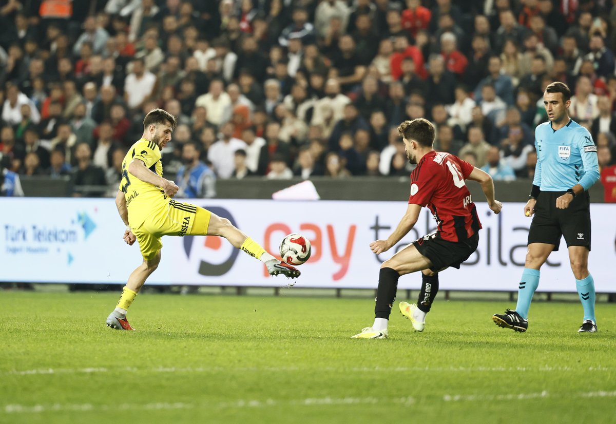 GAZİANTEP FK 0 - 4 FENERBAHÇE
Gaziantep Stadyumu’nda oynanan mücadeleyi ekibimiz 4-0 kazanarak puanını 22’ye yükseltti.

Takımımıza galibiyeti getiren golleri; 5. ve 22. dakikalarda Youssef En-Nesyri, 81. ve 89. dakikalarda ise Anderson Talisca kaydetti.