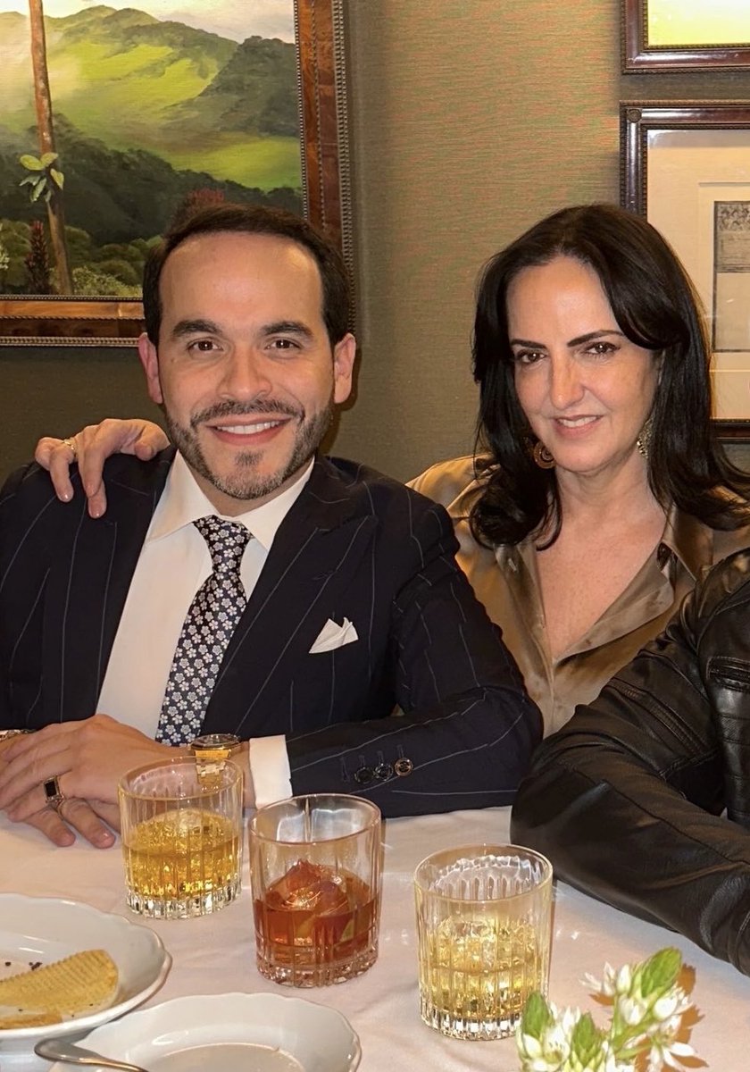 SaantiagoGuerra's tweet image. He aquí 3 patriotas viéndose fijamente. Yo sí estoy completamente convencido de que esta es la fórmula para salir del mierdero en el que nos metió Petro. ¿Y tú?