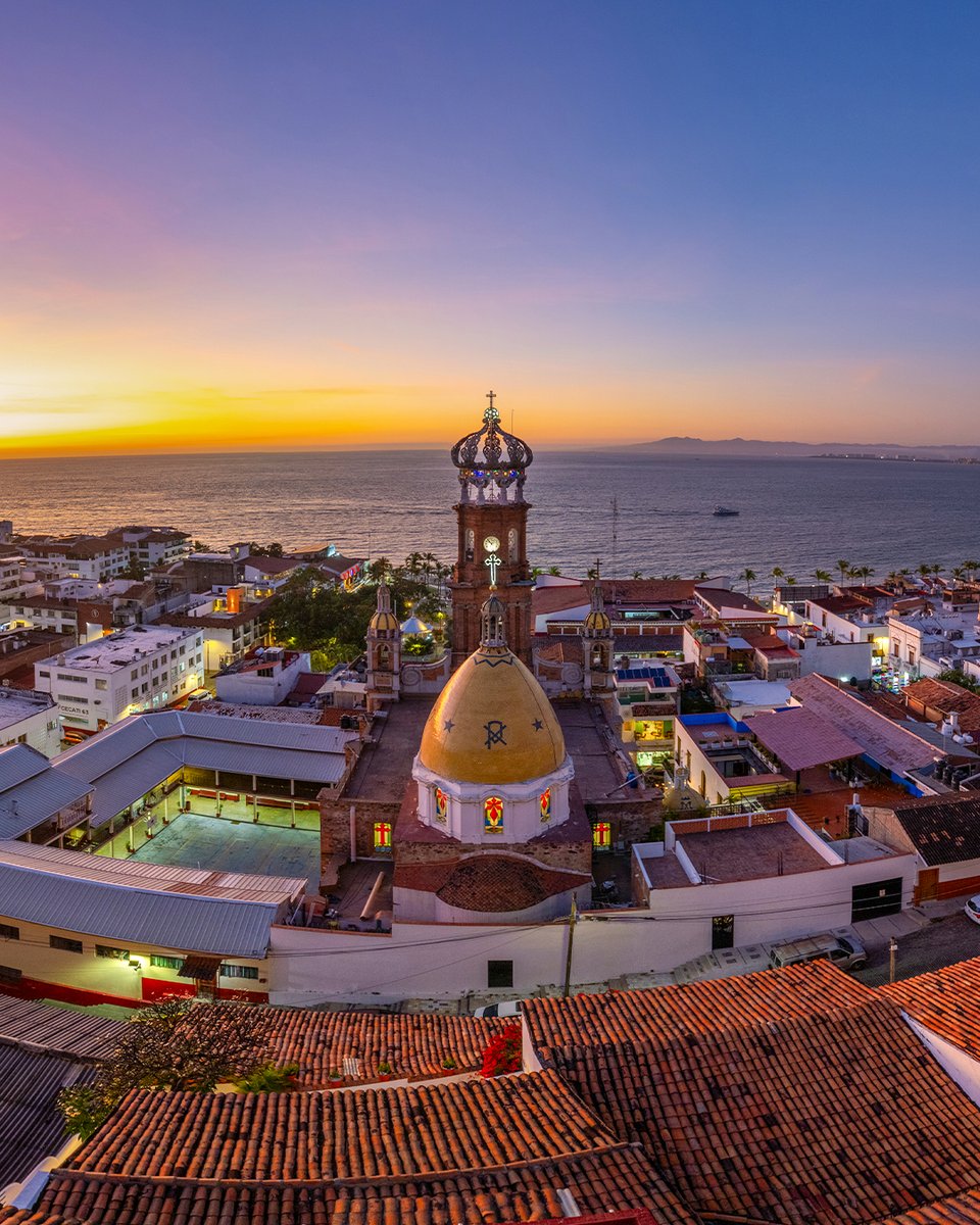Lo difícil de #PuertoVallarta no es llegar: es decirle adiós al atardecer. 😉🌅
.
#Mexico #Jalisco