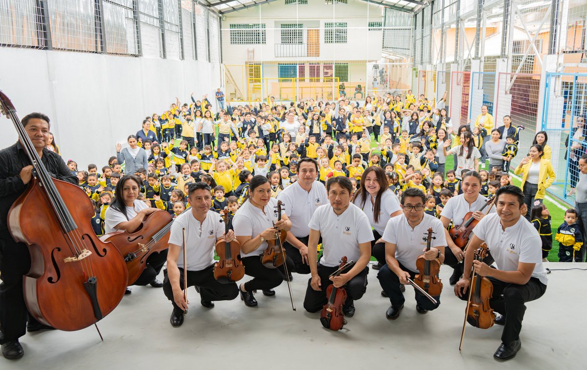Qué gran momento vivimos con nuestro ensamble Yugen en la Unidad Educativa Estancia Pekes.💫

Niños y docentes disfrutaron, aprendieron y se conectaron con la magia de la música. 🎻

Así seguimos con fuerza con #OSLVaALasAulas.

#SomosOsl