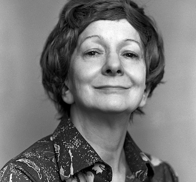 knbaraldi's tweet photo. Szymborska: "Traza usted una clara frontera entre la belleza y la fealdad, una frontera de lo más tópica: las mariposas y las golondrinas son bellas y las orugas y los murciélagos asquerosos. Los lectores con sensibilidad hacia la naturaleza estarán molestos y con motivo. Puede usted, faltaría más, loar el atractivo de una rosa, ¿pero por qué tiene que ser al mismo tiempo a costa de la ortiga, que está muy lejos de carecer de encanto? ¿Y los monos? Solo parecen feos comparados con aquellas personas que nos gustan. Porque en comparación con el resto de la gente, salen bien parados, ¿no? Para nosotros, por ejemplo, los ojos de una babuina encierran tanta belleza nostálgica como los ojos de Michèle Morgan. Quiere usted ser poeta, pero no se fija en las cosas".

"Correo literario" 
Traducción: Abel Murcia y Katarzyna Moloniewicz