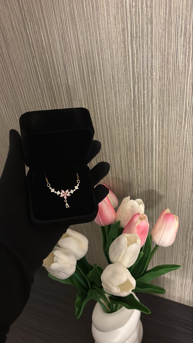 TaahiraBijoux's tweet photo. 🎁 Taahira Bijoux vous gâte encore une fois !

Tentez de gagner :
🌷 Le collier Inaya  
✨ La montre Nawra 

🎉 Pour participer :
🗨️ Commente :
• « Inaya » pour le collier
• « Nawra » pour la montre  

🔁 RT + follow @TaahiraBijoux pour valider ta participation 🌸

📆 Résultat : 15 Novembre