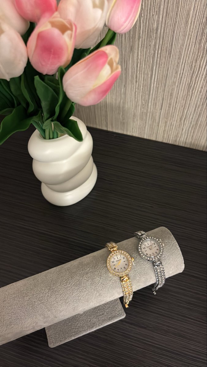 TaahiraBijoux's tweet photo. 🎁 Taahira Bijoux vous gâte encore une fois !

Tentez de gagner :
🌷 Le collier Inaya  
✨ La montre Nawra 

🎉 Pour participer :
🗨️ Commente :
• « Inaya » pour le collier
• « Nawra » pour la montre  

🔁 RT + follow @TaahiraBijoux pour valider ta participation 🌸

📆 Résultat : 15 Novembre