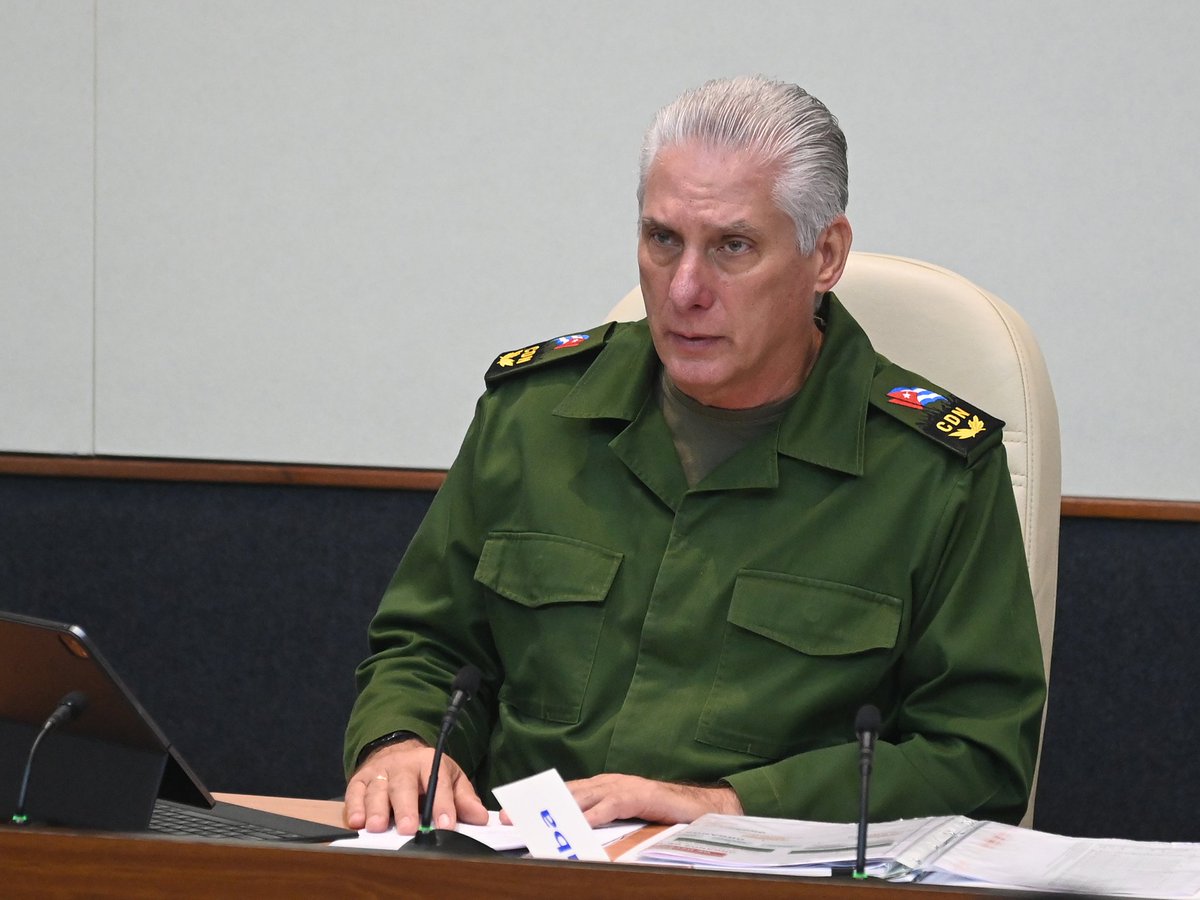 ¿Qué Estado Fallido pde prepararse, como lo estamos haciendo, p preservar en 1er lugar la vida humana, apoyar a las familias vulnerables y organizar la resistencia del pueblo ante un huracán? La Revolución no deja a nadie atrás. 
<a href="/DiazCanelB/">Miguel Díaz-Canel Bermúdez</a>, Cjo d Def Nacional. 
#CubaVencerá