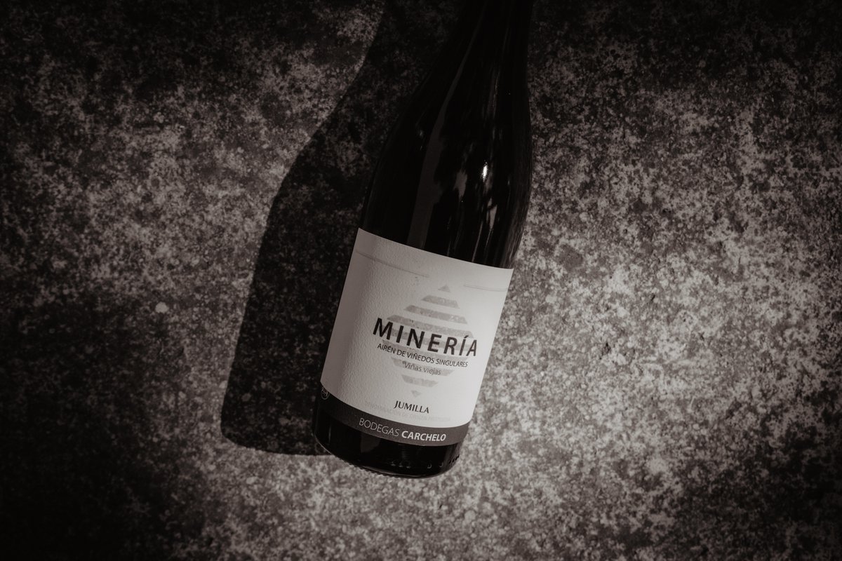 Fermentado en sus pieles.
Crianza en barrica de roble francés.
Todo pensado para revelar lo que la Airén guarda bajo la superficie.
Minería.

Ya disponible online: carchelo.com/producto/vino-…

#Carchelo #SierradelCarche #Jumilla #Minería