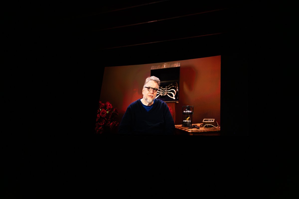 Me sentí profundamente conmovida por las palabras de <a href="/RealGDT/">Guillermo del Toro</a> al presentar FRANKENSTEIN en el @ficm.

Guillermo habló de detener el ciclo del dolor y de cómo el perdón y la aceptación son las herramientas más poderosas. “Curioso cómo uno termina siendo el héroe y el villano de su