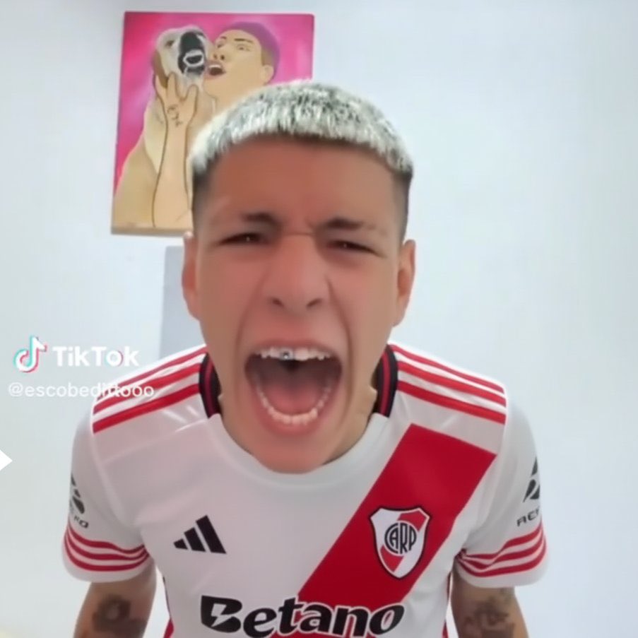 Insúa tirando La Señal después de hacerle el gol a Boca